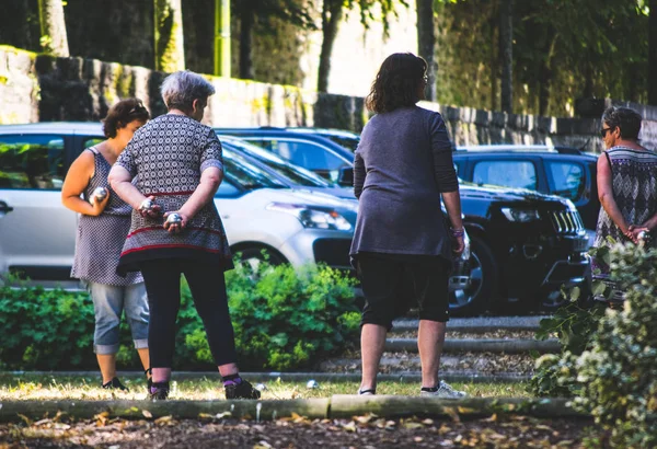 Grupo de mujeres disfrutan de la petanca en el parque — Foto de Stock