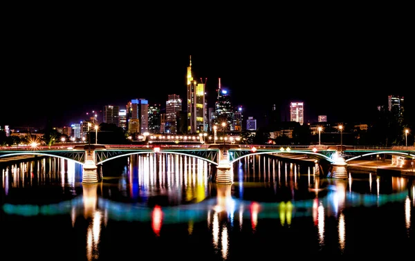 Panorama dramatique des bâtiments en Allemagne la nuit — Photo