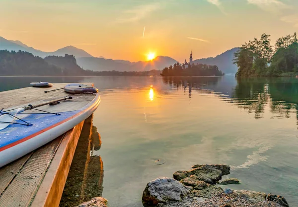 Paddle boarding around Bled lake in the morning — Stockfoto
