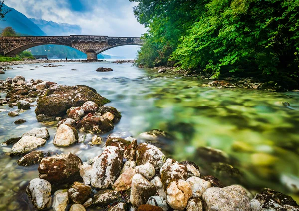 Dramatische Langzeitbelichtung bei der Brücke im Ferienort Bohinj in Slowenien — Stockfoto