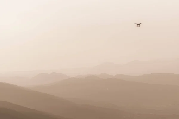 Drone Volador Desde Distancia Zona Las Montañas Con Blanco —  Fotos de Stock