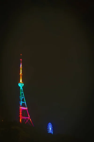 トビリシテレビ放送塔は2020年3月11日の夜にライトアップされた リトアニア独立記念日 サカルトヴェロとリートゥヴァの象徴的な友情の概念 余白のある垂直画像 — ストック写真