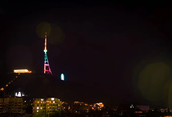 Тбилисская Телебашня Ночное Время Освещена Национальным Флагом Литвы Желтым Зеленым — стоковое фото