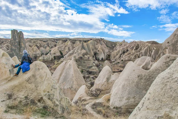 Turista Masculino Sienta Volvió Mirar Valle Rojo Kapadokya Con Formaciones — Foto de Stock