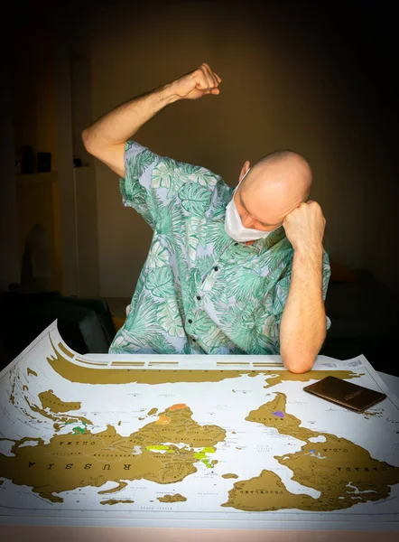 怒气冲冲的男性游客手握拳头 带着护照来到了世界地图的旁边 由于大流行病和科罗纳病毒和航班取消而导致旅行计划被毁的概念 — 图库照片
