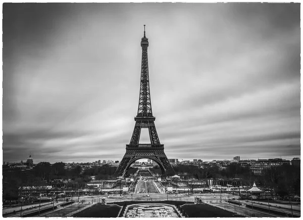 Dramática Torre Eiffel Francia Sin Gente Coches Alrededor Calles Vacías —  Fotos de Stock