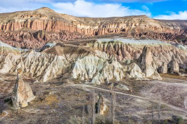 Bulutlu bir günde insanların olmadığı bir sürü renkli vergiyle Rose Valley 'in kayalık manzarası. Kapadokya 'nın jeolojik oluşumları.