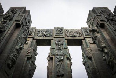 Gürcistan 'ın Günlükleri' nin dev sütunlarının tepesine kadar dramatik bir manzara. Sakartvelo 'yu gezmek ve turistik yerler. 2020