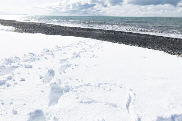 Karda Kalp Olan Adımlar Denize Doğru Yol Alır Güneşli Bir — Stok fotoğraf