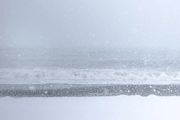 Arka Planda Dalgalı Bir Deniz Ile Kumsalda Kar Yağışı Tadzikidziri — Stok fotoğraf