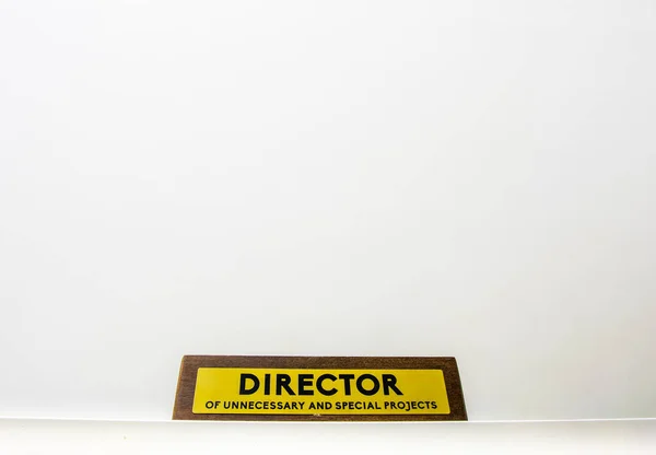 Placa Oficina Madera Amarilla Fondo Blanco Con Título Director Proyectos — Foto de Stock