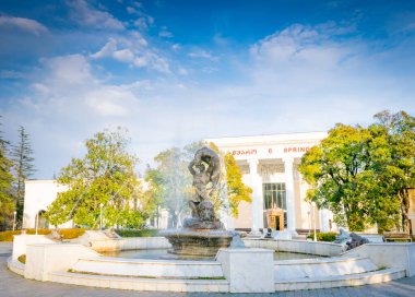 Arka planda çeşme olan 6 numaralı hamam. Tskaltubo. Sakartvelo 'daki spa merkezleri. Georgia mı? 2020.