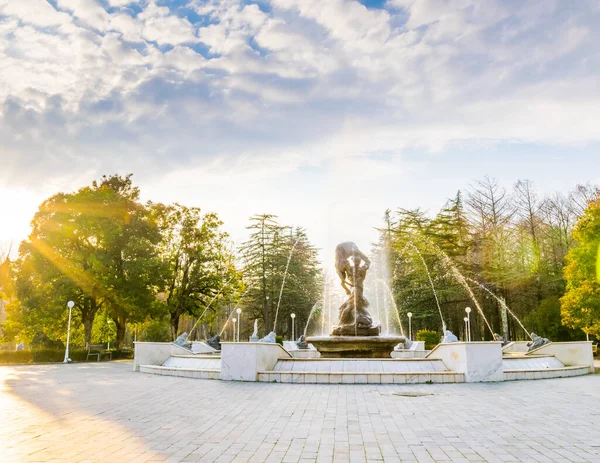 Arka planda çeşme olan 6 numaralı hamam. Tskaltubo. Sakartvelo 'daki spa merkezleri. Georgia mı? 2020.