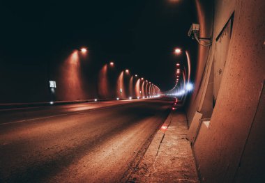 Kırmızı tünel, çevre ışıkları ve köşede arabasız güvenlik kamerası. Tehlike kavramı ve sınır dışı edilmemiş yolculuk. Georgia.2020