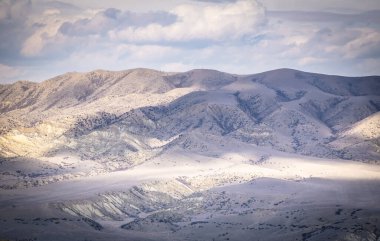 Georgia 'nın kırsal kesimindeki dağların dramatik görüntüsü. Kafkasya 'nın manzaraları.