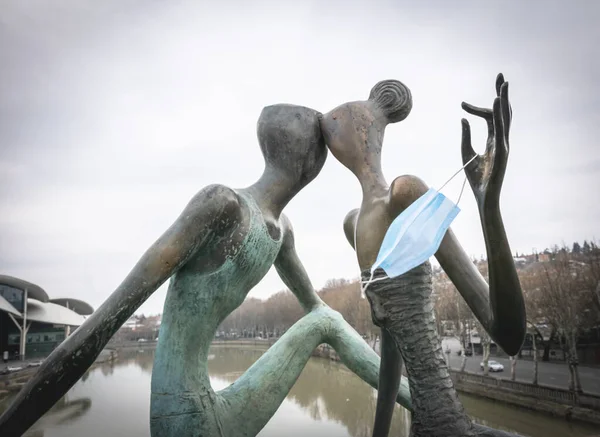 Estátua Casal Com Máscara Médica Ponte Baratashvili Conceito Relacionamento Durante — Fotografia de Stock