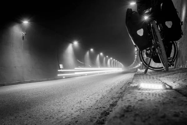 Bicicletta Touring Piedi Sul Lato All Interno Del Tunnel Con — Foto Stock