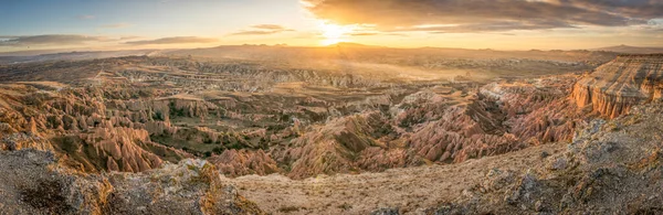 在红色和玫瑰红色的山谷上 从峡谷向下俯瞰 全景柔和而壮观的日出 纹理和美丽的Capapdocia风景 背景图像 — 图库照片