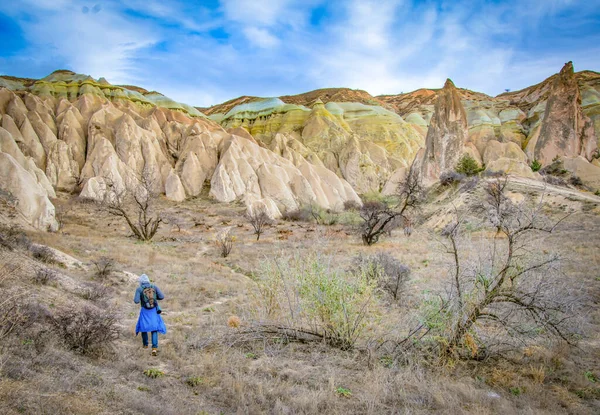 Senderista Está Caminando Por Valle Con Espectaculares Formaciones Rocosas Fondo — Foto de Stock