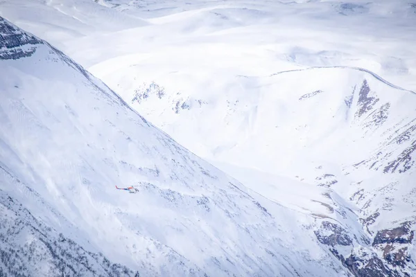 Berg Räddningshelikopter Flyger Med Gigantiska Berg Bakgrunden Säkerhet Och Räddning — Stockfoto