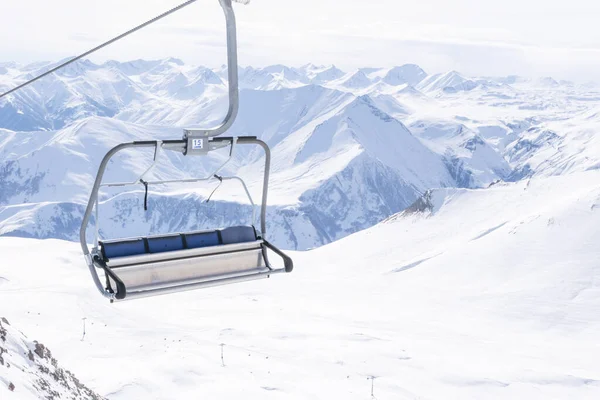 Skilift Zonder Mensen Sneeuwwitte Dramatische Bergen Achtergrond Skigebied Einde Seizoen — Stockfoto