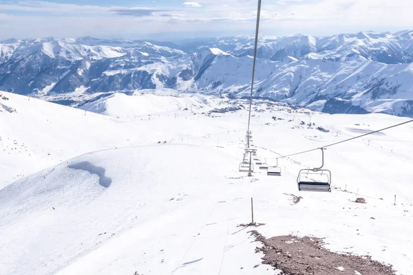 Skilift Zonder Mensen Sneeuwwitte Dramatische Bergen Achtergrond Skigebied Einde Seizoen — Stockfoto