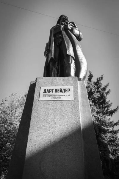 Imagem Preto Branco Estátua Darth Vader Kiev Monumentos Estátuas Guerras — Fotografia de Stock