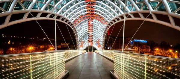 Imagem Panorâmica Arquitetura Caminho Ponte Paz Iliuminada Tblisi Noite Georgia — Fotografia de Stock