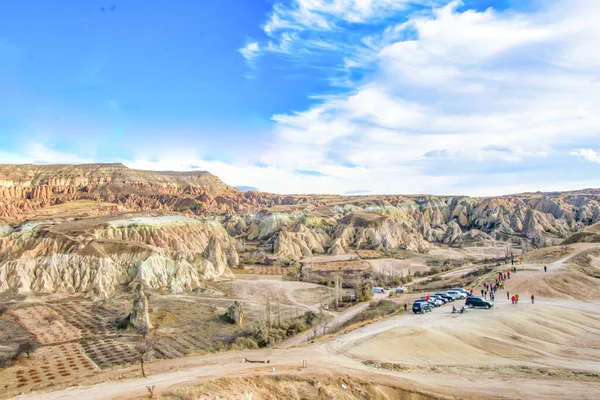 许多游客站在Cappadocia峡谷边的观光客吉普车旁 土耳其的旅游业和活动 — 图库照片