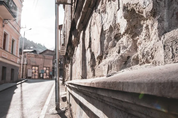 Pękanie Ścian Świńskimi Pacanami Materili Pustą Ulicą Tbilisi Kongresy Architektoniczne — Zdjęcie stockowe
