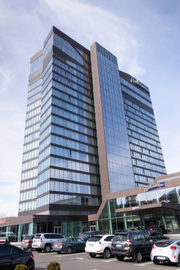 Radisson Mavili Iveria Oteli 'nin arabaları, otel binaları ve turist girişi arka planda. Iveria mültecisi binayı yeniden inşa etti. 05.04.2020.