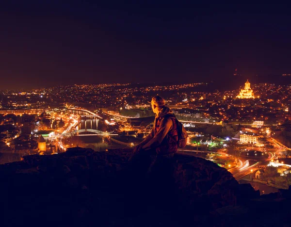 Şapkalı Bir Erkek Narikala Kalesinden Tiflis Gece Panoramasına Bakıyor Arkaplan — Stok fotoğraf