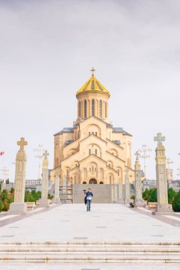 Erkek kişi Tiflis 'teki kutsal üçleme katedrali ile video çekerken kamerada yürüyor. Georgia.06.03.2020