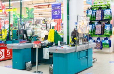 Carrefour 'daki dükkânda korumalı şeffaf kalkanları olan nakit masaları. Etrafta kimse yok. Yeni güvenlik kuralları ve gıda endüstrisi kavramında değişiklikler. 01.04.2020