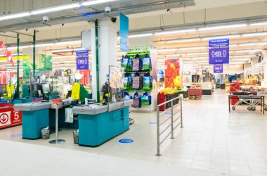 Carrefour 'daki dükkânda korumalı şeffaf kalkanları olan nakit masaları. Etrafta kimse yok. Yeni güvenlik kuralları ve gıda endüstrisi kavramında değişiklikler. 01.04.2020