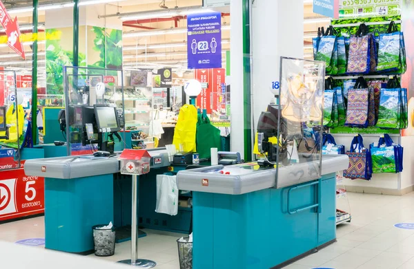 Kassen Mit Durchsichtigen Schutzschilden Der Ladeneinrichtung Von Carrefour Der Sich — Stockfoto