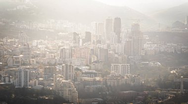 Tiflis 'in Vake ve Rustaveli ilçelerindeki Axis kulelerine ve yüksek binalara panoramik hava manzarası. Sakartvelo. Tek renkli arkaplan resmi. 2020