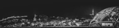 Tiflis Panorama 'nın geniş arkaplan görüntüsü ve barış köprüsü ve arka plandaki eski kasaba. - Siyah beyaz Georgia. Sakartvelo.04.03.2020
