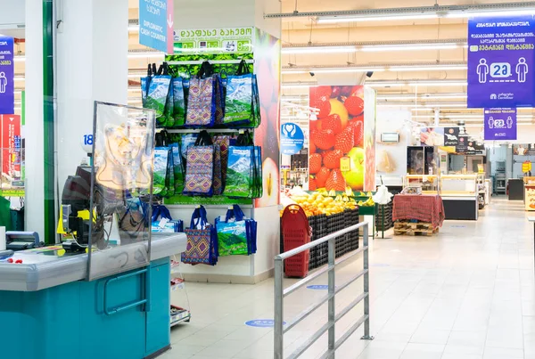 ディスプレイ上の消毒剤と供給の完全なスーパーマーケットとの親善店の入り口 ジョージア 2020 — ストック写真