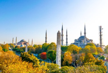 Mavi Cami 'nin panoramik sonbahar manzarası, Obelisk ve Hagia Müzesi ile çevrili. Tarihsel anıtlar ve seyahat yerleri. -İstanbul.Hindi. 2020