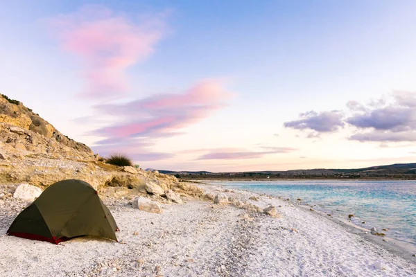Grünes Zelt Weißen Sandstrand Mit Felsigem Hintergrund Und Strahlend Blauem — Stockfoto