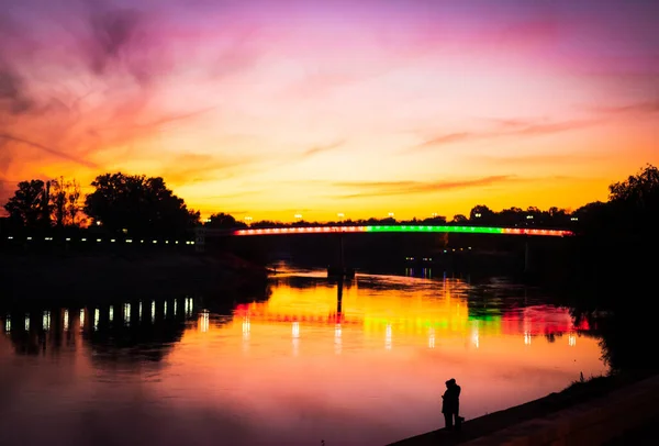 Romantyczna Scena Dnisterskiej Rzeki Mostu Pary Stojącej Dramatycznym Kolorowym Niebem — Zdjęcie stockowe