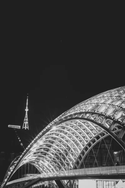 Vertikales Hintergrundbild Der Kuppel Und Der Runden Struktur Der Friedensbrücke — Stockfoto