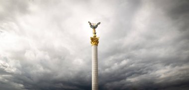 Kyiv 'deki Bağımsızlık Meydanı' ndaki dramatik bulutlarla birlikte Bağımsızlık Anıtı 'na bakın. Boş uzay panoramik arkaplan resmi.