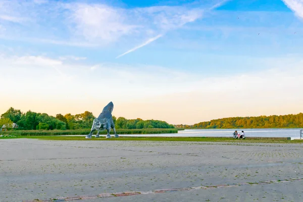 在Siauliai的Talksa湖畔陈列着铁狐金属巨人 周围坐着众多的游客和秋天的大自然 2019年 Siauliai 立陶宛的Tarvel — 图库照片