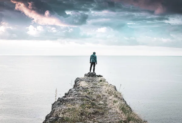 Person Stands Alone Looks Edge Cliff Vast Sea Dramatic Sky — Stock Photo, Image