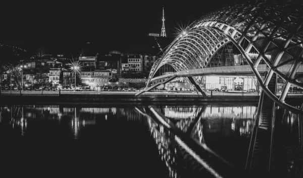 Πλευρική Νυχτερινή Άποψη Του Illiuminated Γέφυρα Της Ειρήνης Και Της — Φωτογραφία Αρχείου