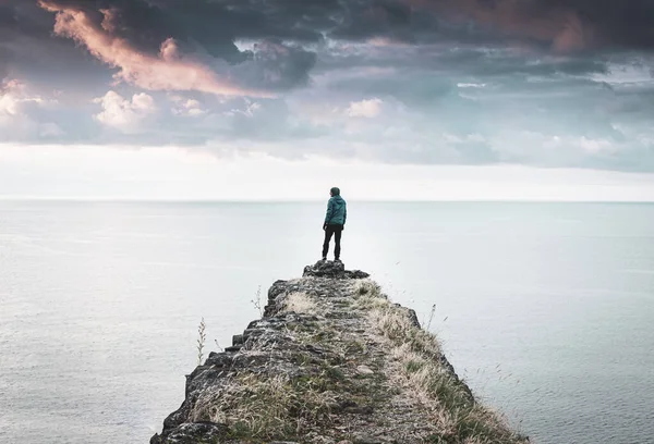 Person Stands Alone Looking Edge Cliff Vast Sea Dramatic Sky — Stock Photo, Image