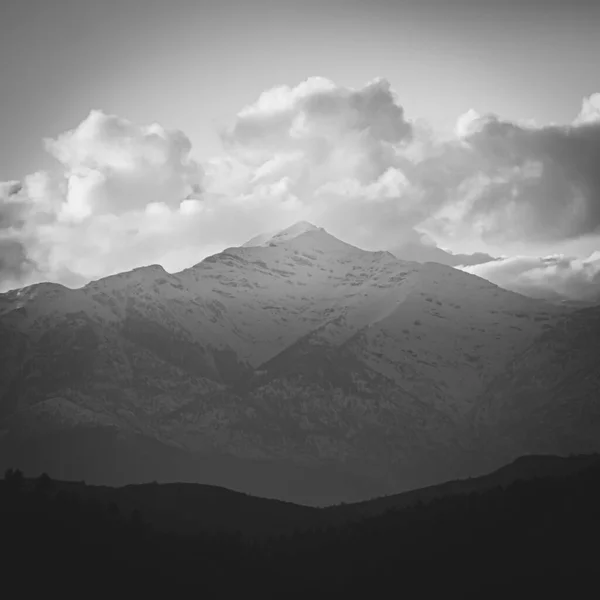 Imagen Conceptual Blanco Negro Cima Iluminada Montaña Nubes Blancas Bosque —  Fotos de Stock