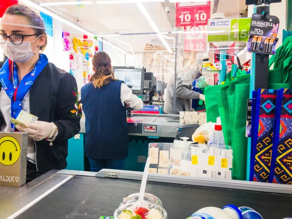 Verkäuferinnen Tragen Masken Und Bedienen Kunden Carrefour Supermarkt Tiflis Sicherheitsregeln — Stockfoto